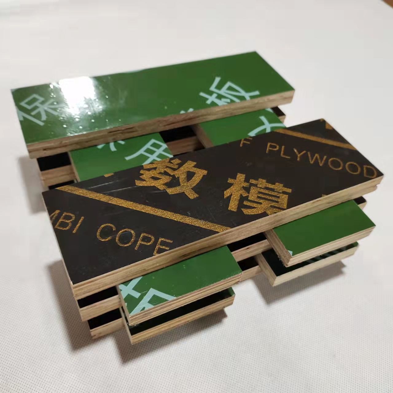 隨著建筑模板加工和生產(chǎn)技術的不斷創(chuàng)新，建筑模板的種類越來越多